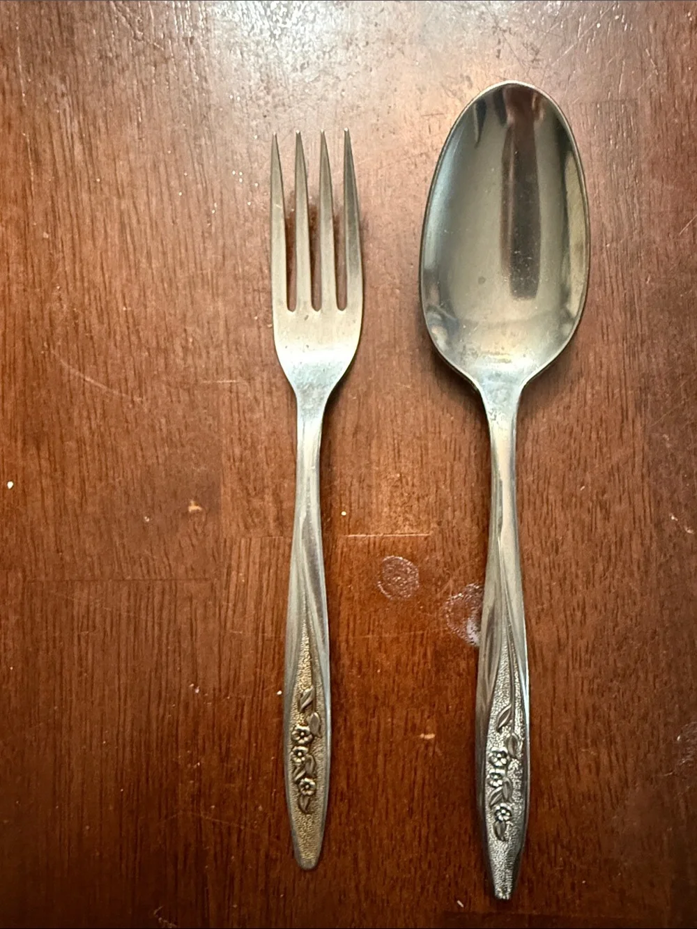Floral-Pattern Stainless Steel Serving Spoon — Silver4 soup spoon with 1 fork